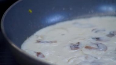 Kremalı mantarlar kızartma tavasında pişirilir.