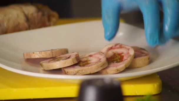 Cuire dispose pain de viande sur une assiette — Video