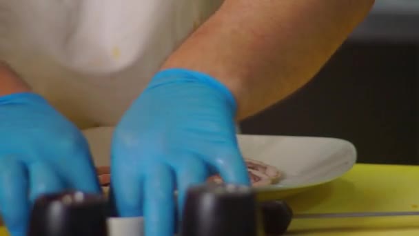 厨师把橄榄放在肉卷上 — 图库视频影像