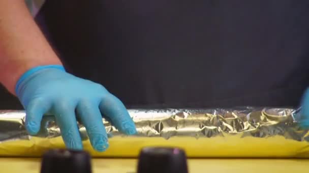 Cuire enveloppe le pain de viande dans du papier d'aluminium — Video