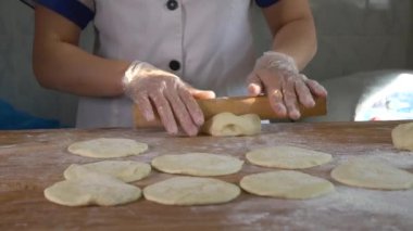 Hamur bardaklarından yuvarlanmış raptiye.