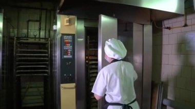 Fırından fırından fırın hazır çörekler çıkardı.