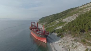 Gemi nehir kıyısında duruyor.