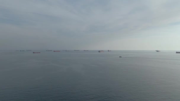 Navios e barcaças no alto mar — Vídeo de Stock