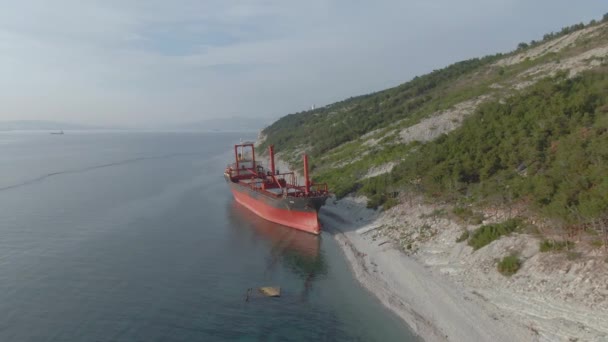 Barco se encuentra en la orilla del río — Vídeos de Stock