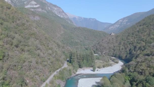 Ρέοντας ποτάμι στο δάσος ανάμεσα στα βουνά — Αρχείο Βίντεο