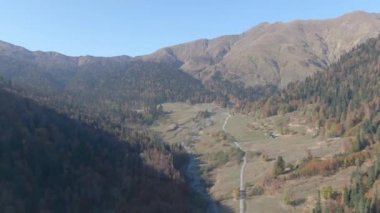 Dağlardaki ahşap ev