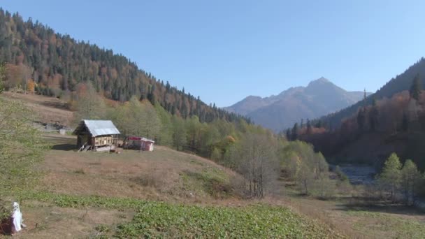 Дерев'яний будинок стоїть в горах — стокове відео