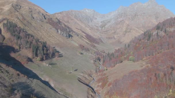 从鸟瞰的角度来看美丽的棕色山脉 — 图库视频影像