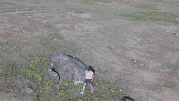 Девушка ходит по траве в горах — стоковое видео