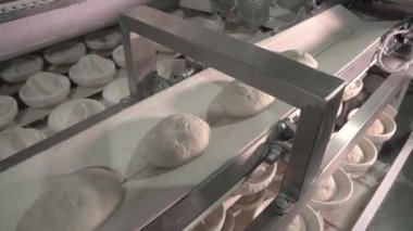 Hamur taşıyıcı bantta hareket ediyor.