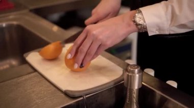 Portakalı dilimlere ayır