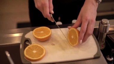 Portakalı dilimlere ayır