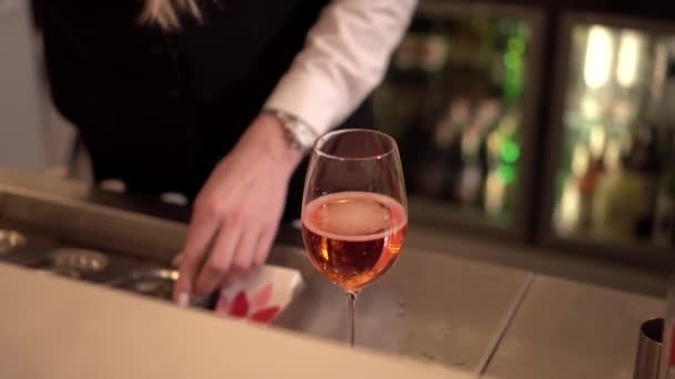 Bartender menambahkan es ke gelas anggur — Stok Video