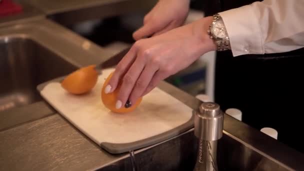 Cortar la naranja en rodajas — Vídeos de Stock