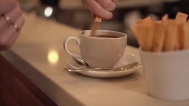 Chica vierte azúcar en una taza de café — Vídeo de stock