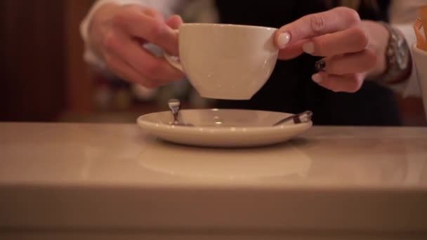 Il Barista serve caffè pronto nel ristorante — Video Stock