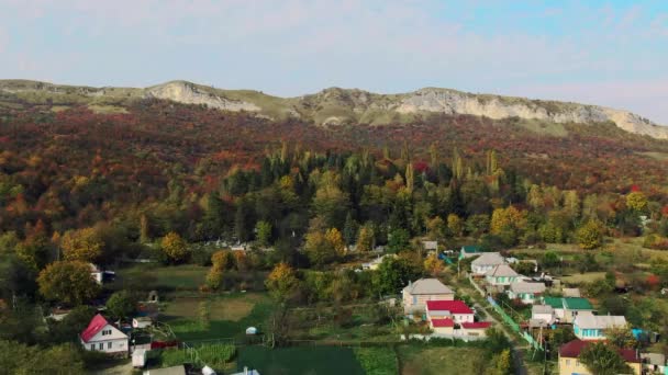 Vista de aves de una granja rural en terrazas en un paisaje montañoso — Vídeos de Stock