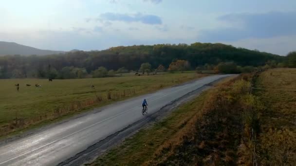 Sports tourist-a man racing on his cool mountain bike at sunset. — Stock Video