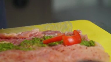 Mavi steril eldivenli profesyonel aşçı yemek servisi yapıyor.