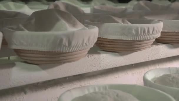 Petits bols avec de la pâte recouverte de tissu blanc déplacer — Video