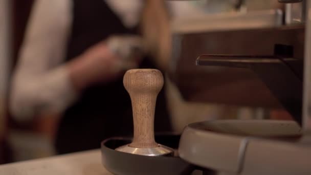 Професійна молода жінка бармен рухає коричневий дерев'яний кран — стокове відео
