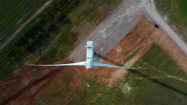 Nahaufnahme einer sich drehenden Windkraftanlage — Stockvideo