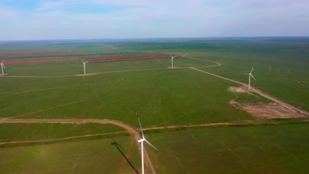 Fågelperspektiv på odlingslandskapet och vindkraftverk — Stockvideo