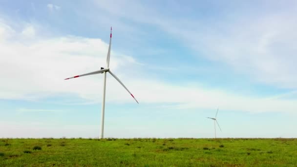 Вид ветряных мельниц с высоты птичьего полета для производства энергии — стоковое видео