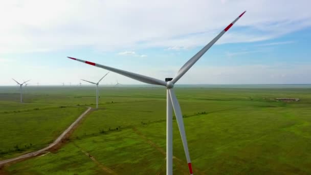 Vista de aves de molinos de viento para la producción de energía — Vídeo de stock