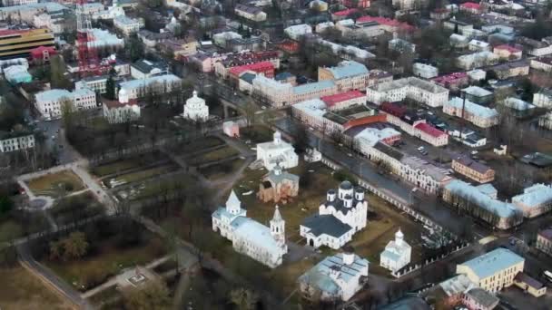 Vuelo sobre el templo de Veliky Novgorod, un día de verano. Rusia — Vídeos de Stock