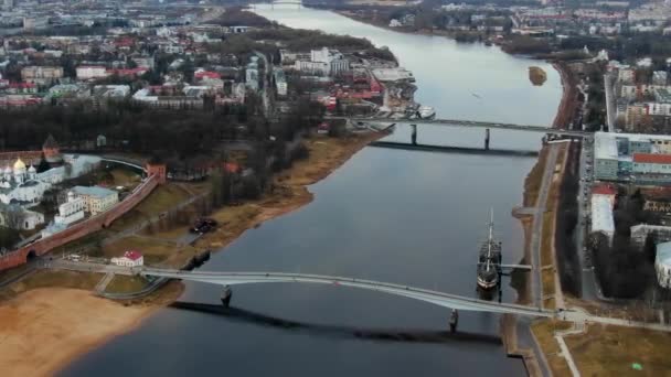 Vista panoramica sul fiume Volkhov e sulla città vecchia di Veliky Novgorod — Video Stock