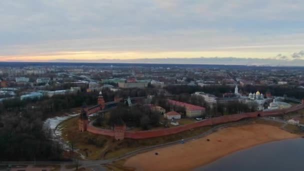 Panorámás madarak-kilátás a Volkhov folyóra és Veliky Novgorod óvárosára — Stock videók