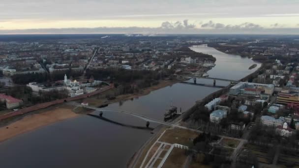 Veduta del Cremlino di Veliky Novgorod, fotografia aerea mattutina nuvolosa. Russia — Video Stock