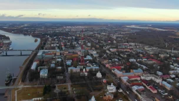 Панорамный вид на реку Волхов и старый город Великий Новгород с высоты птичьего полета — стоковое видео