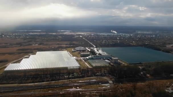 Volando sobre un gran invernadero con verduras, un invernadero con un techo transparente, una vista del invernadero desde arriba — Vídeos de Stock