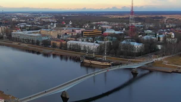 Panoramisch uitzicht op de rivier de Volchov en de oude stad Veliky Novgorod — Stockvideo