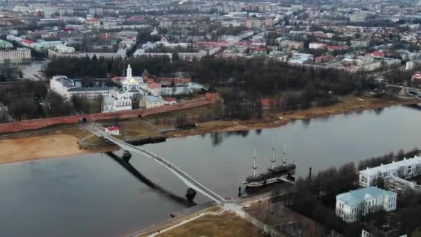 Panoramiczny widok na rzekę Wołchow i stare miasto Veliky Nowogród — Wideo stockowe