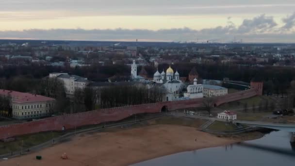 Панорамный вид на реку Волхов и старый город Великий Новгород с высоты птичьего полета — стоковое видео