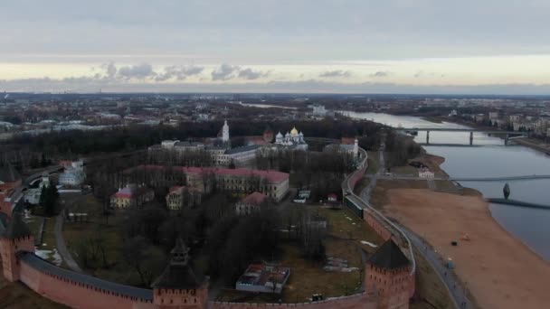 Vue panoramique sur la rivière Volkhov et la vieille ville de Veliky Novgorod — Video