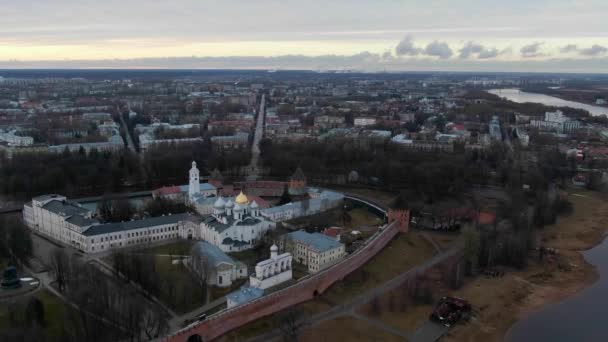 Panorámás madarak-kilátás a Volkhov folyóra és Veliky Novgorod óvárosára — Stock videók