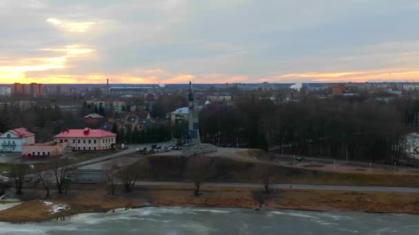 Blick aus der Vogelperspektive auf den Fluss Wolchov und die Altstadt von Weliki Nowgorod — Stockvideo