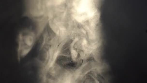 Fumo, vapore, nebbia - nube di fumo realistica ideale per l'utilizzo in composizione, 4k, utilizzare la modalità schermo per la miscelazione, nuvola di fumo di ghiaccio, fumo di fuoco, vapore ascendente su sfondo nero - nebbia galleggiante — Video Stock