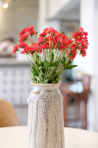 Flores Plástico Crisântemo Vermelho Amarelo Alaranjado Vaso Cerâmica Mesa Branca — Fotografia de Stock