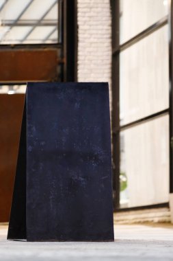 Boş siyah metal tahta stand tabelaları açık hava dükkânı arka planı