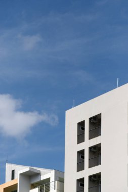 Gökyüzüne karşı beyaz binalar.