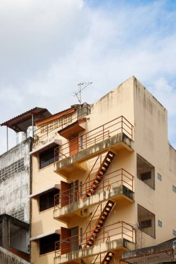 Gökyüzüne karşı eski binalar.