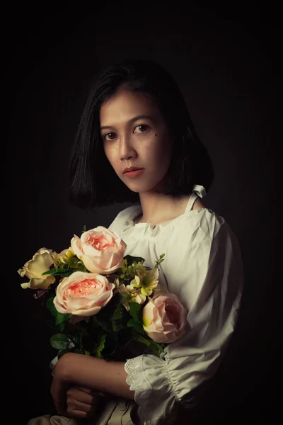 Uma Jovem Mulher Usando Vestido Branco Segura Buquê Flores Fundo — Fotografia de Stock