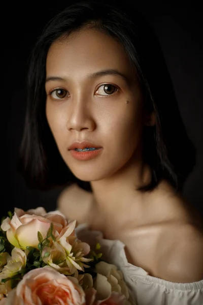 Uma Jovem Mulher Usando Vestido Branco Segura Buquê Flores Fundo — Fotografia de Stock