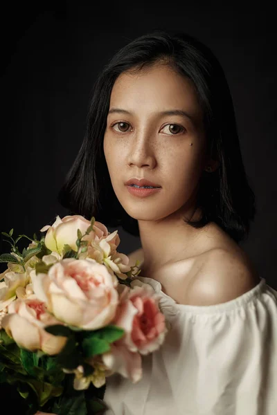 Mladá Žena Bílých Šatech Drží Kytici Květin Černém Pozadí — Stock fotografie